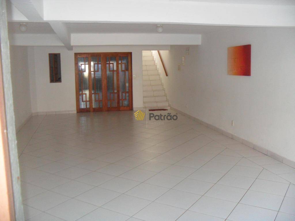 Casa à venda com 3 quartos, 228m² - Foto 2