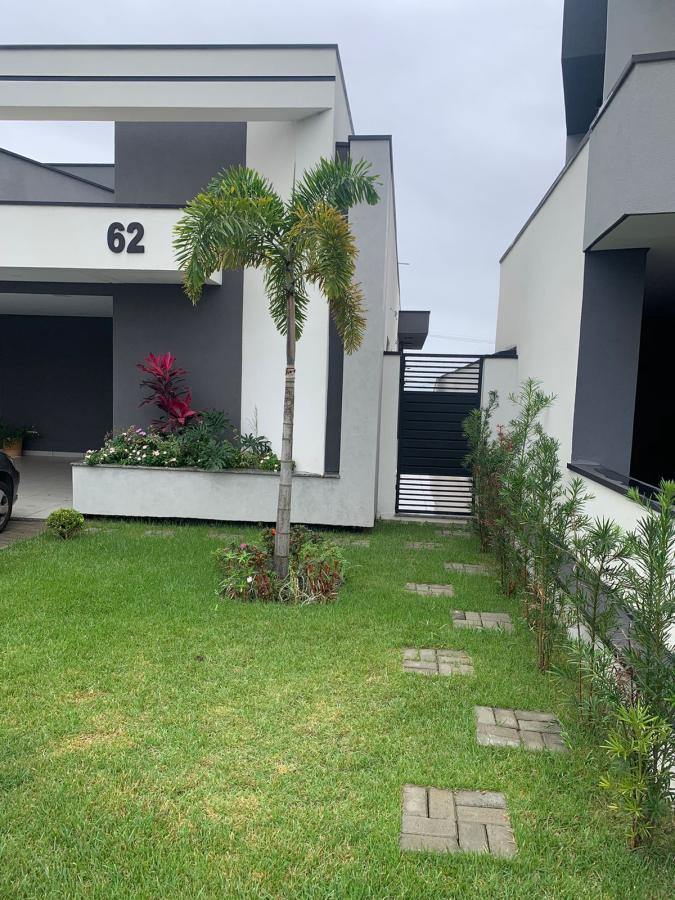 Casa de Condomínio para alugar com 3 quartos, 250m² - Foto 2