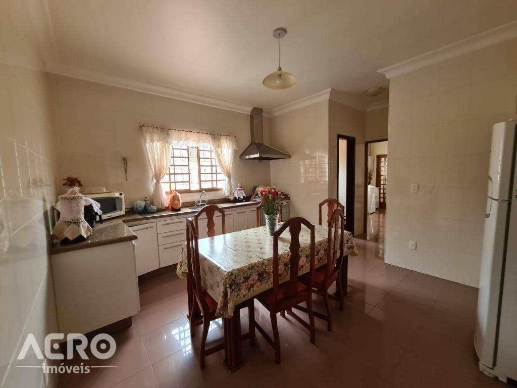 Casa de Condomínio à venda com 3 quartos, 270m² - Foto 4