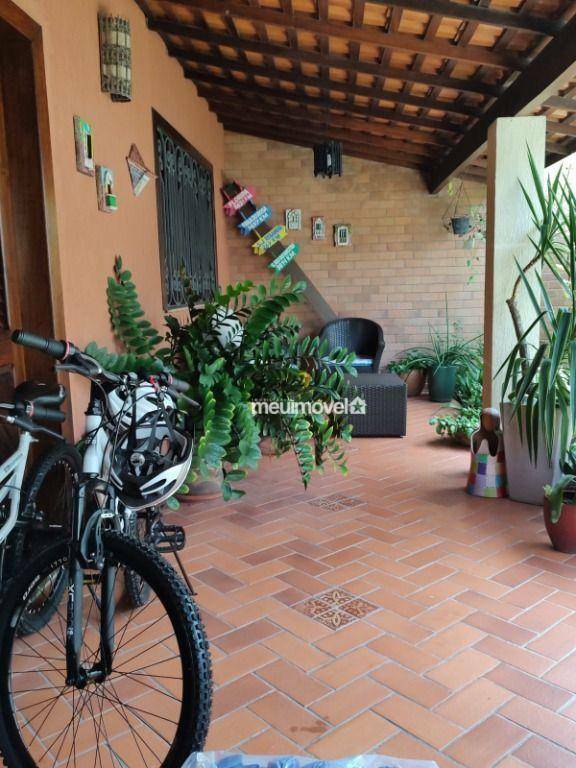 Casa à venda com 3 quartos, 210m² - Foto 1