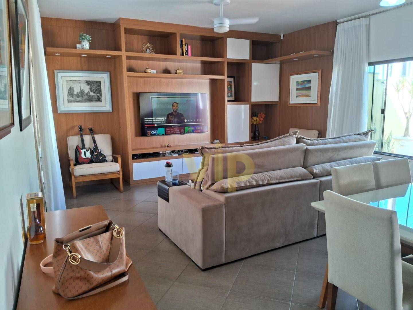 Casa à venda com 3 quartos, 281m² - Foto 1