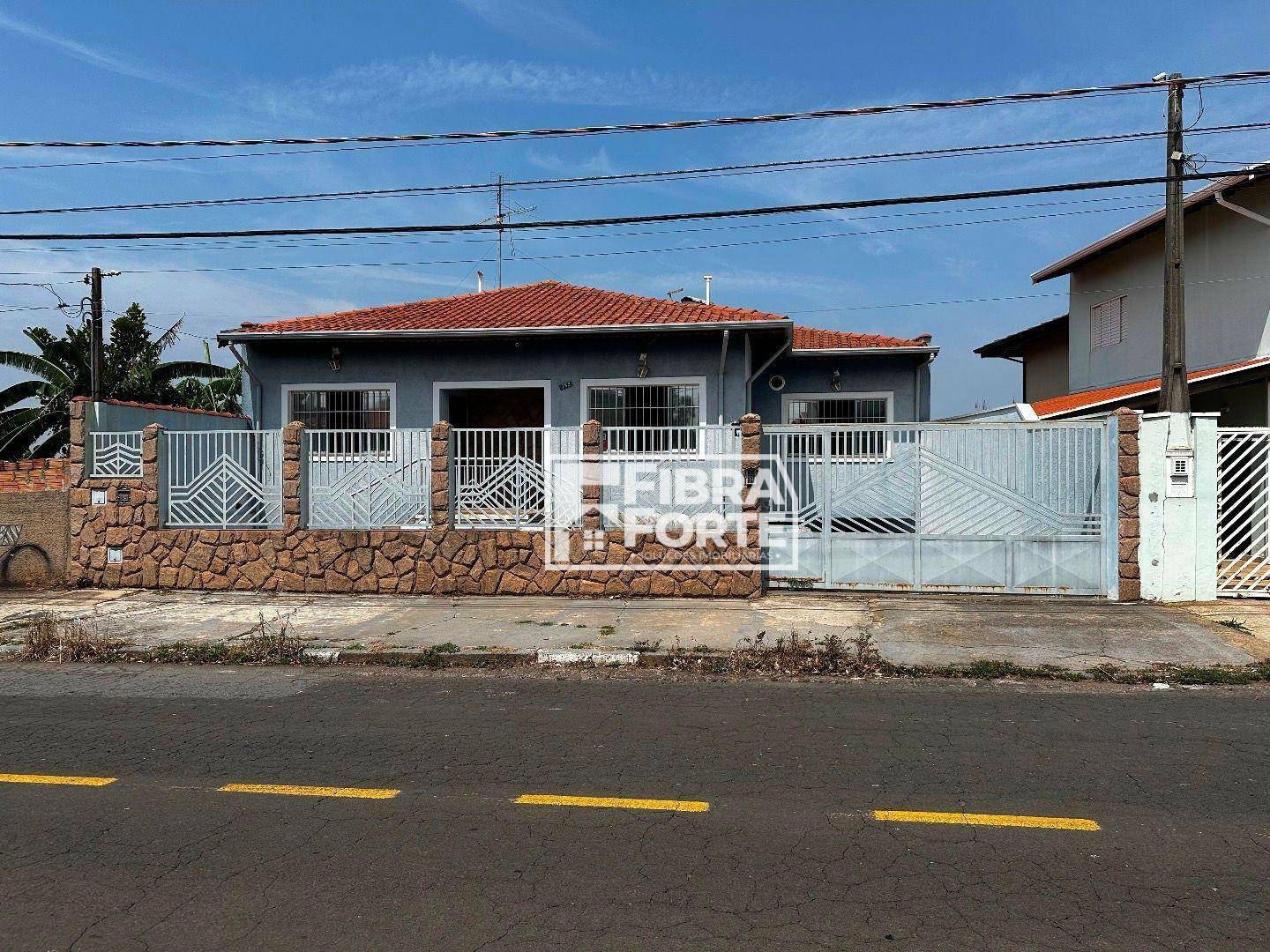 Casa à venda com 4 quartos, 230m² - Foto 1