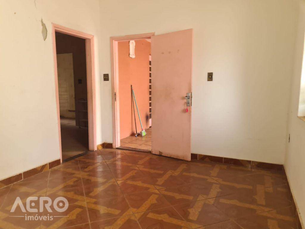 Casa à venda com 3 quartos, 210m² - Foto 4