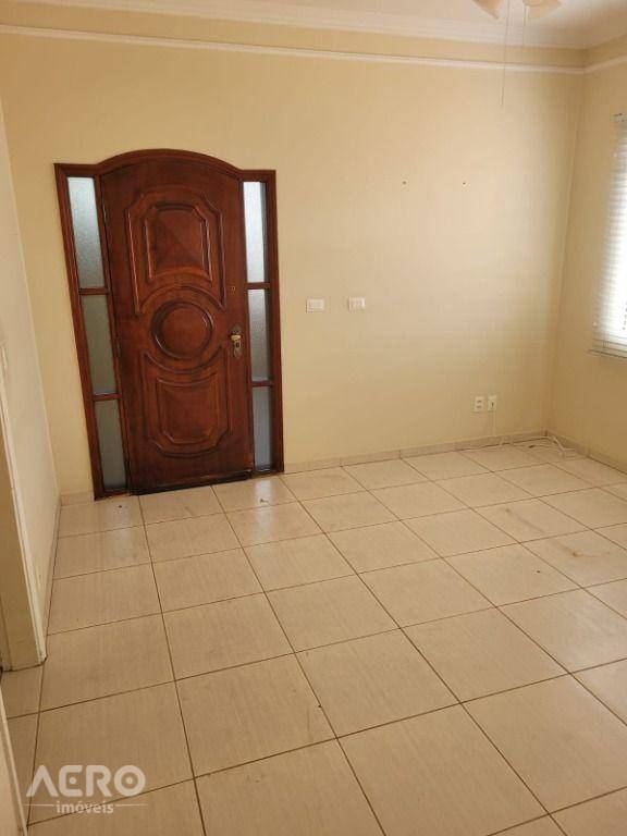 Casa para alugar com 2 quartos, 150m² - Foto 1