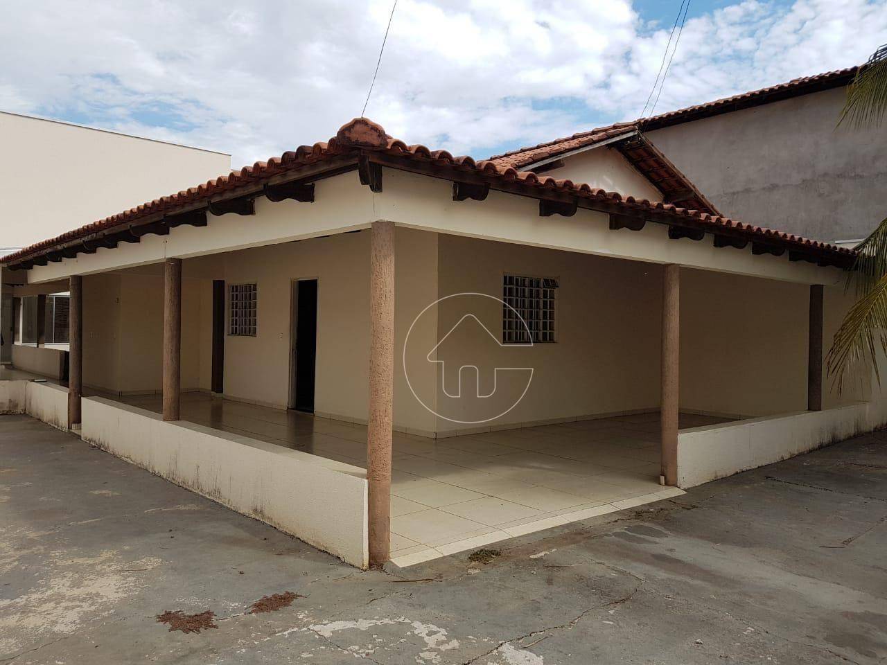 Casa à venda e aluguel com 3 quartos, 200m² - Foto 1