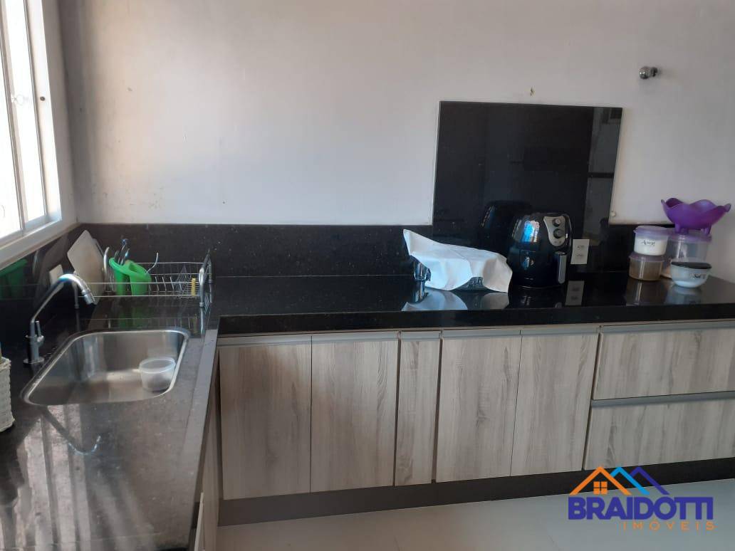 Casa à venda com 4 quartos, 195m² - Foto 1