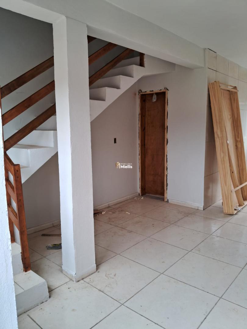 Casa à venda com 2 quartos, 60m² - Foto 2