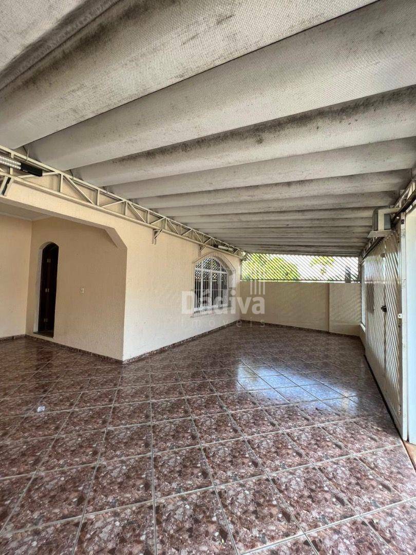 Casa à venda e aluguel com 3 quartos, 230m² - Foto 2