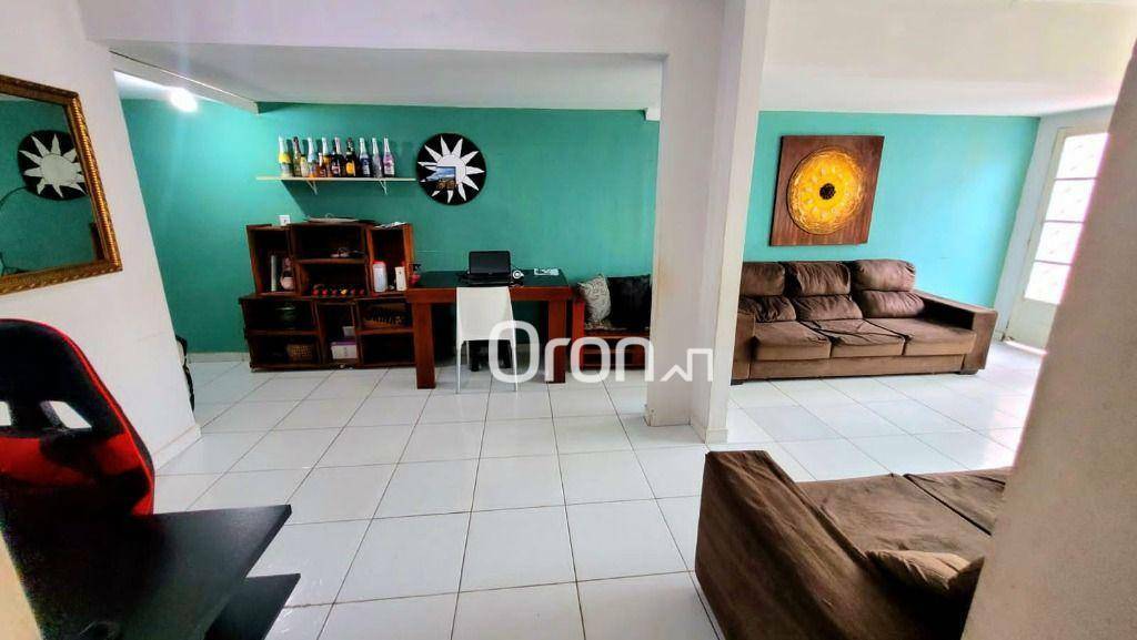 Casa à venda com 3 quartos, 250m² - Foto 1