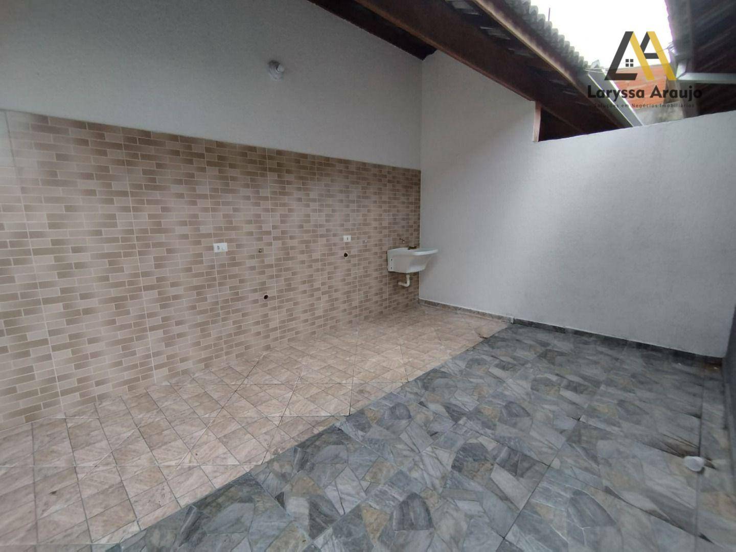 Casa à venda com 2 quartos, 70m² - Foto 2