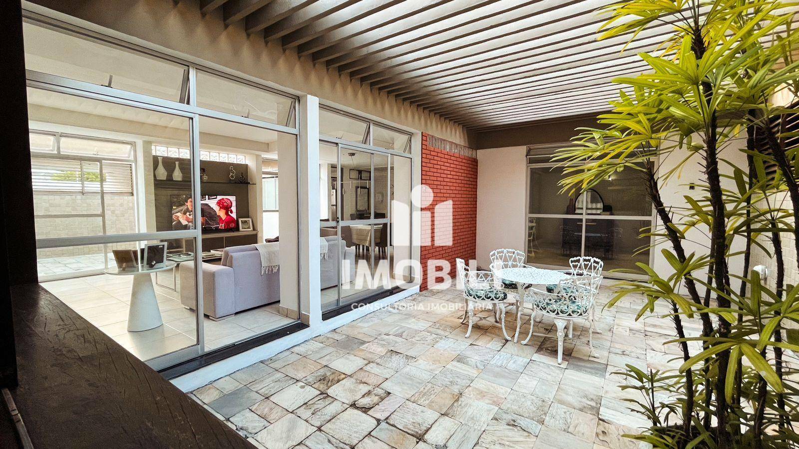 Casa à venda com 3 quartos, 212m² - Foto 1