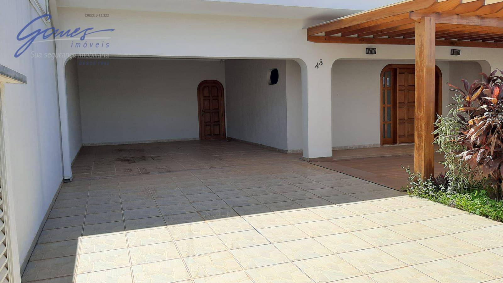 Casa à venda com 3 quartos, 348m² - Foto 1