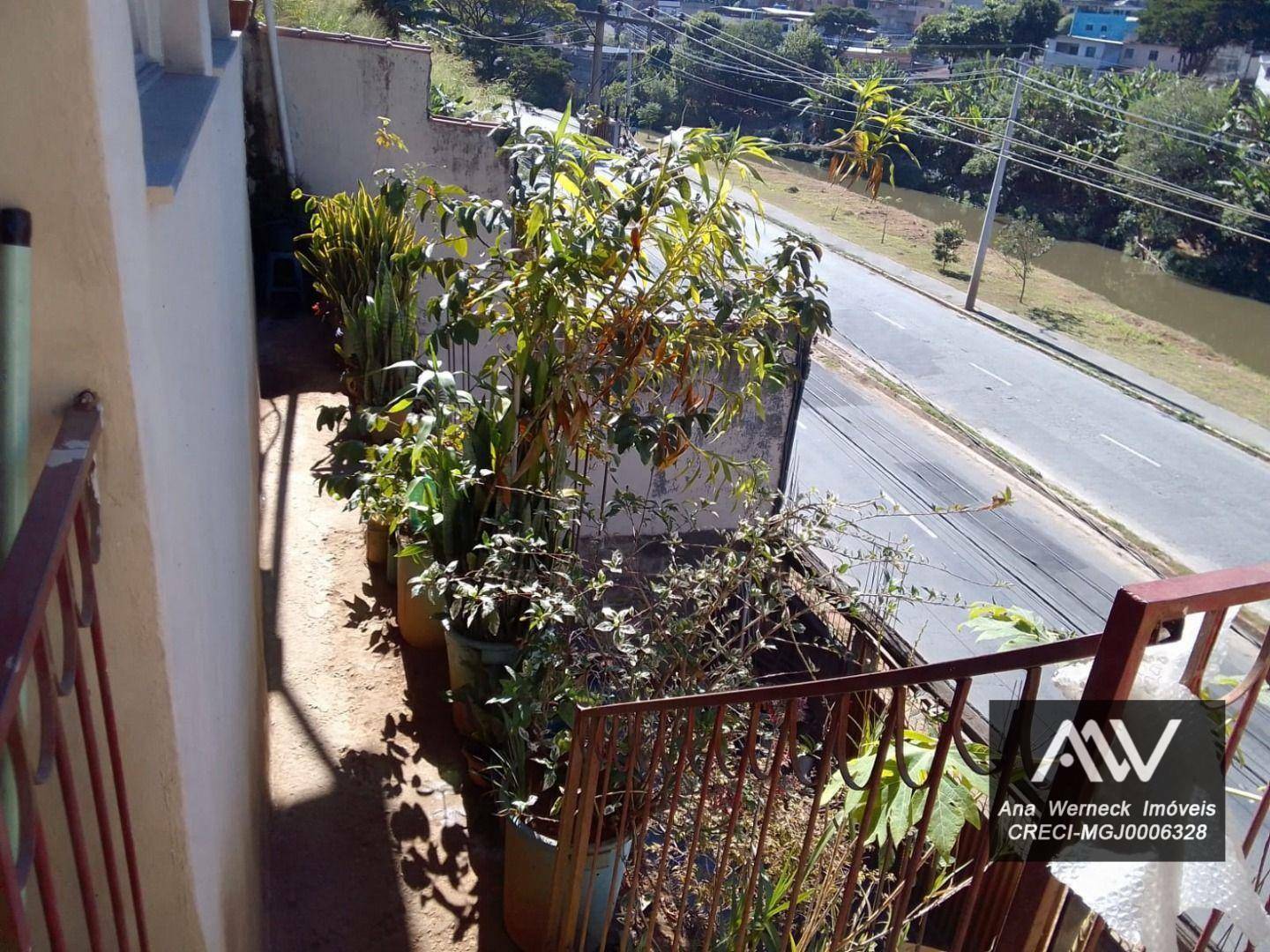 Casa à venda com 6 quartos, 200m² - Foto 3