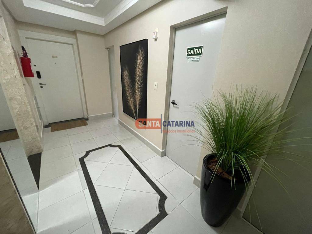 Apartamento à venda com 4 quartos, 225m² - Foto 11