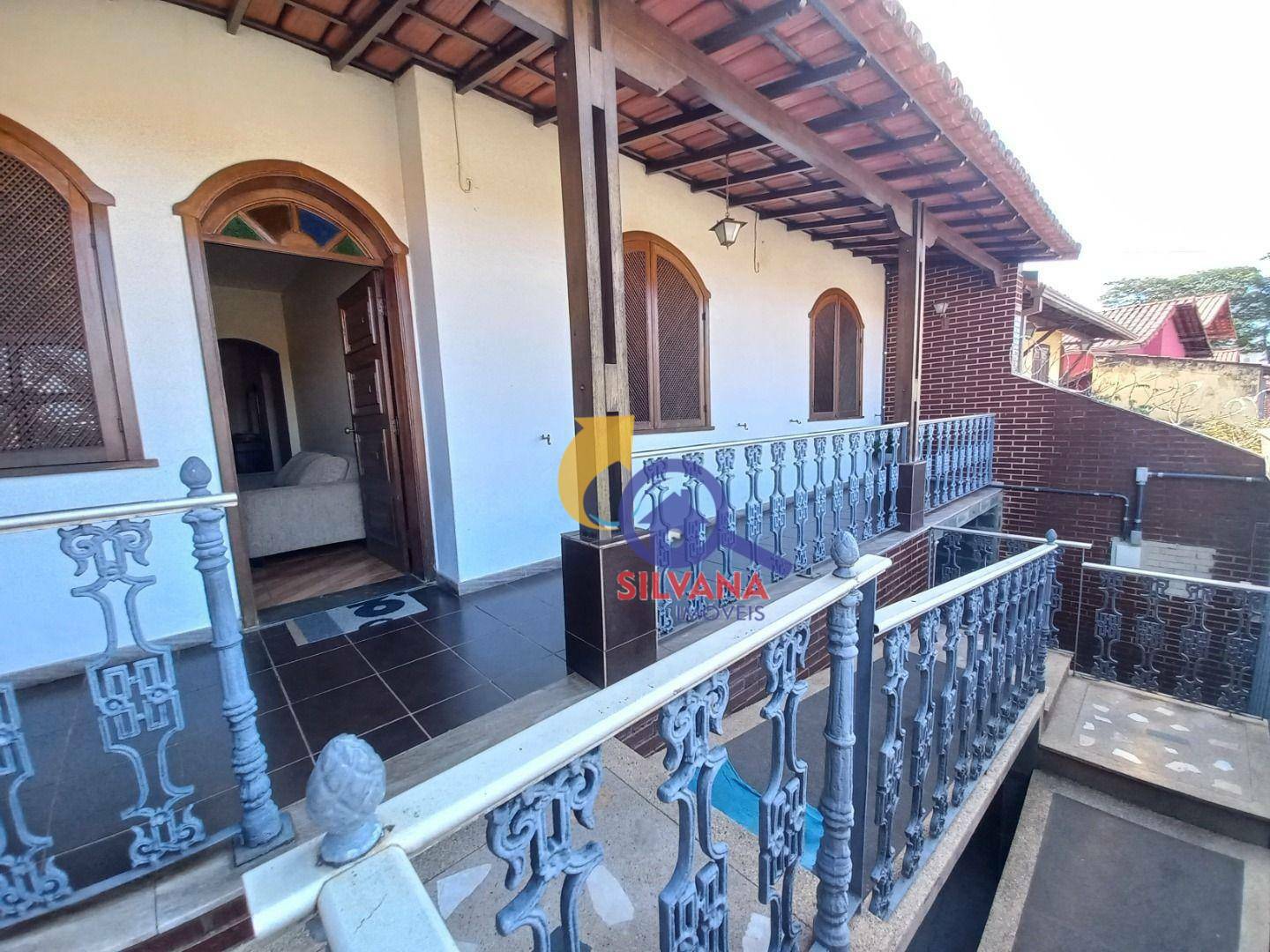 Casa à venda com 4 quartos, 229m² - Foto 1