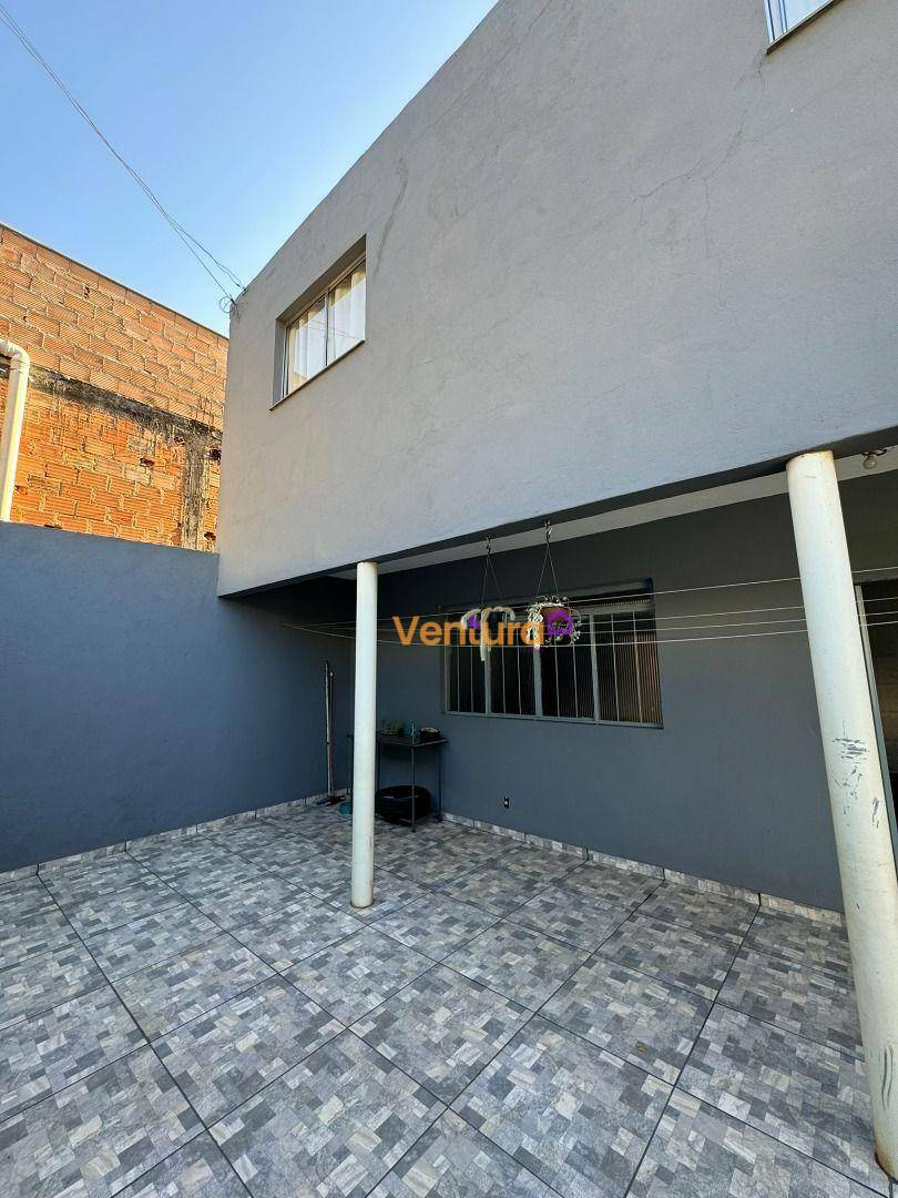 Casa à venda com 5 quartos, 220m² - Foto 1