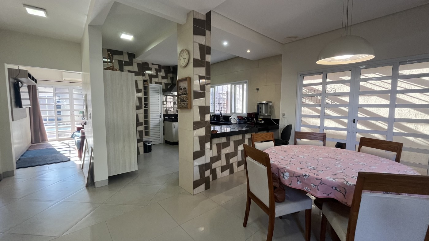 Casa à venda com 3 quartos, 250m² - Foto 1