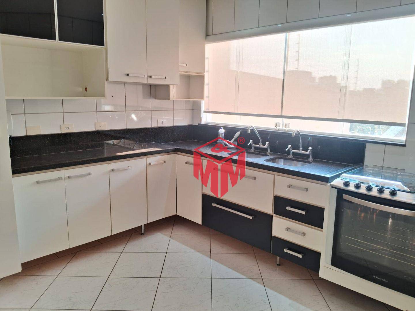 Sobrado à venda com 3 quartos, 226m² - Foto 1