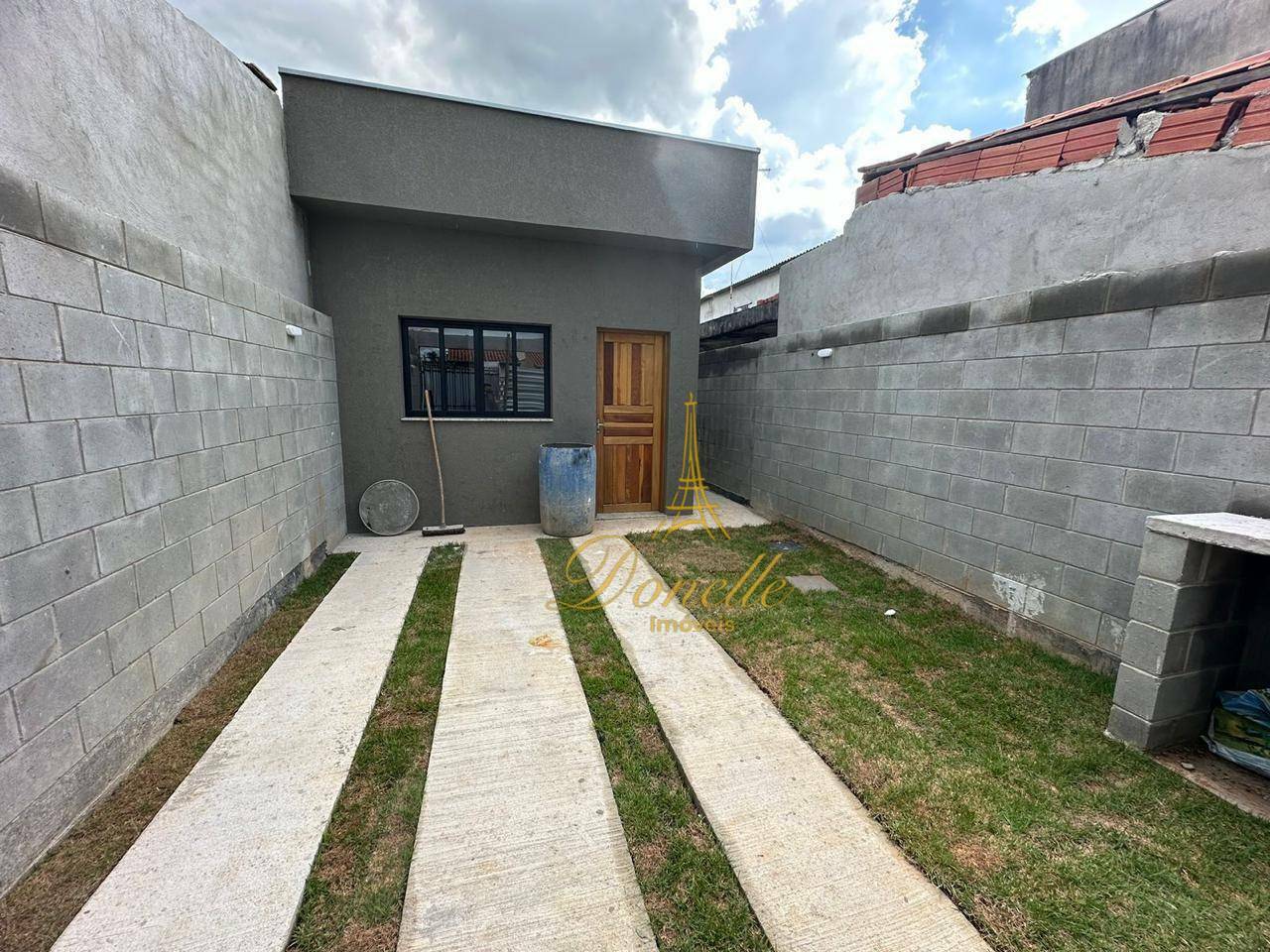 Casa à venda com 3 quartos, 69m² - Foto 1