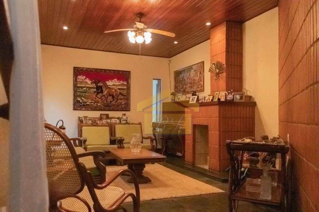 Casa à venda e aluguel com 5 quartos, 205m² - Foto 1