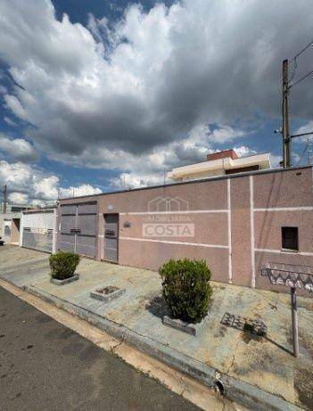 Casa à venda com 4 quartos, 214m² - Foto 1