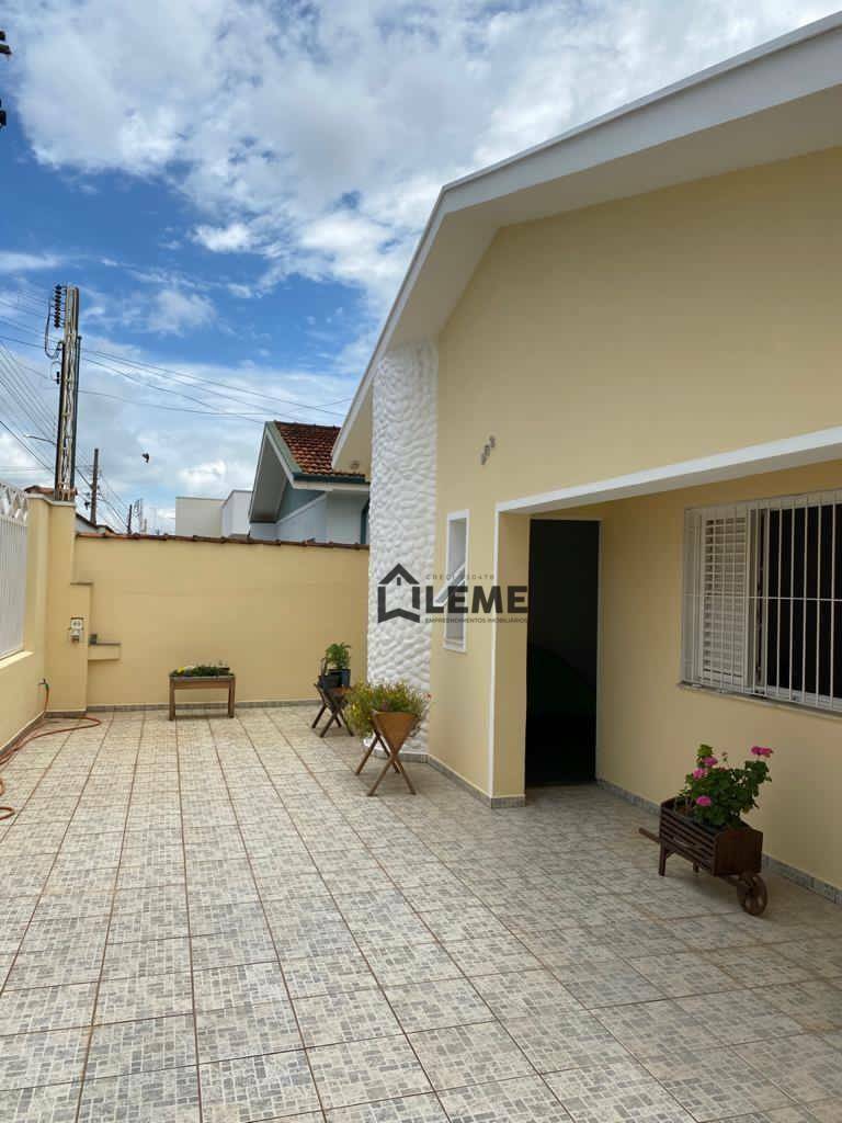 Casa à venda com 3 quartos, 220m² - Foto 2