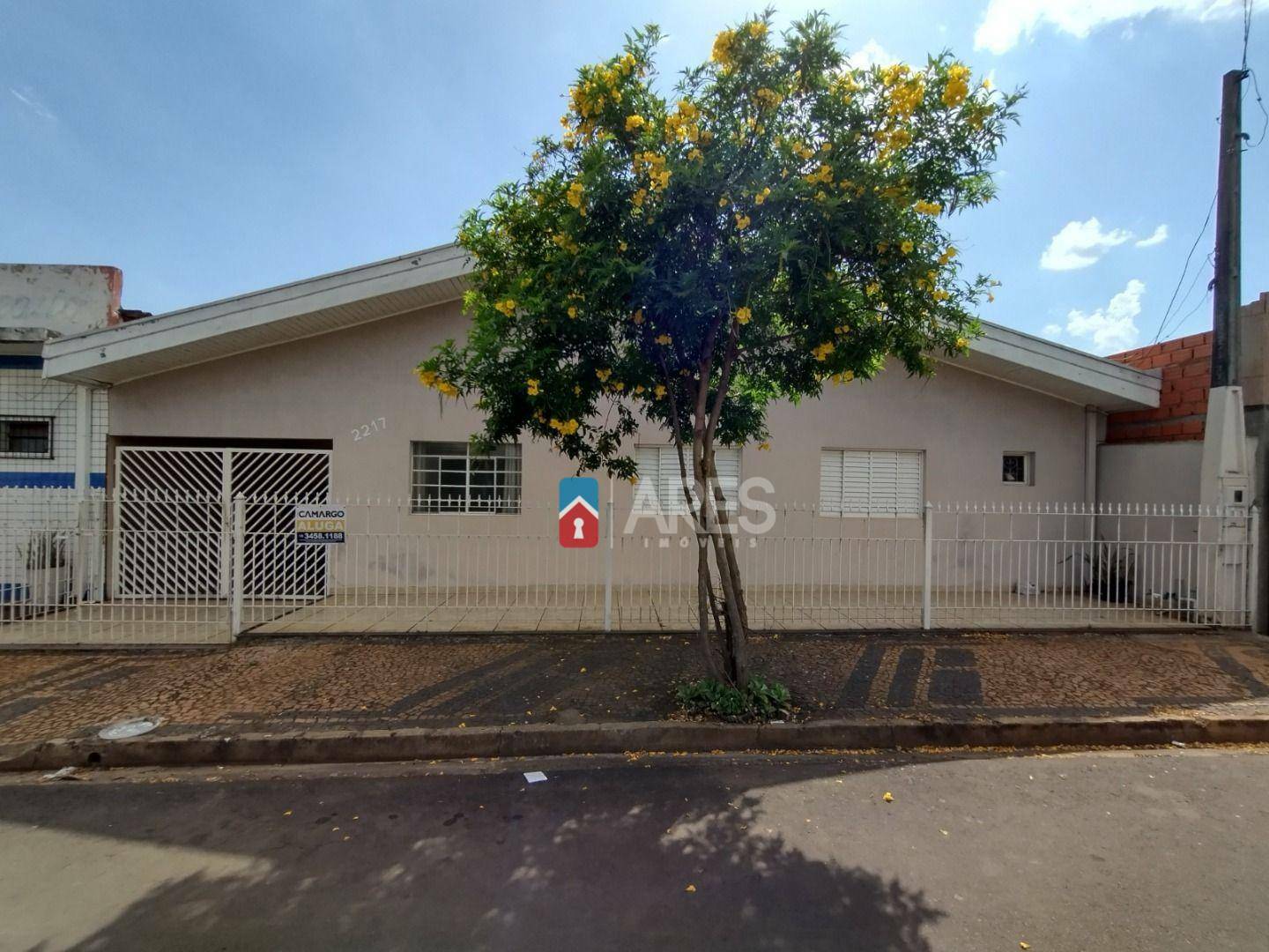 Casa à venda com 4 quartos, 300m² - Foto 1