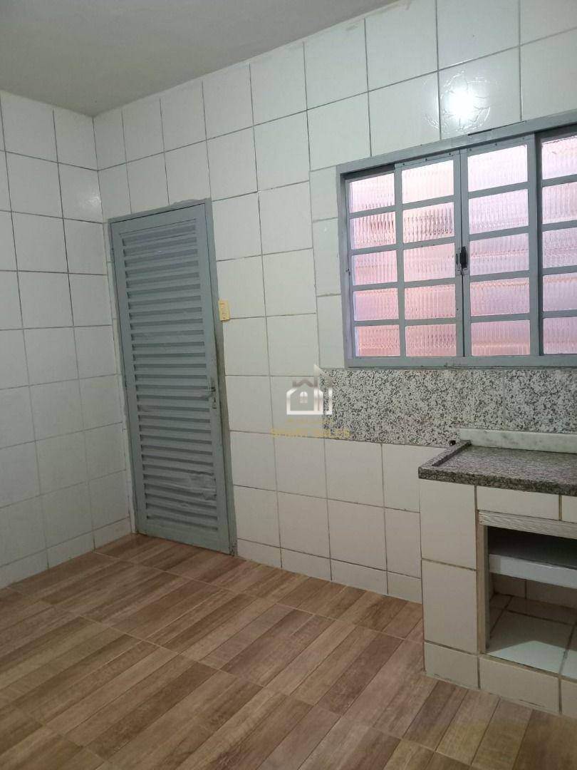 Casa à venda com 8 quartos, 350m² - Foto 2