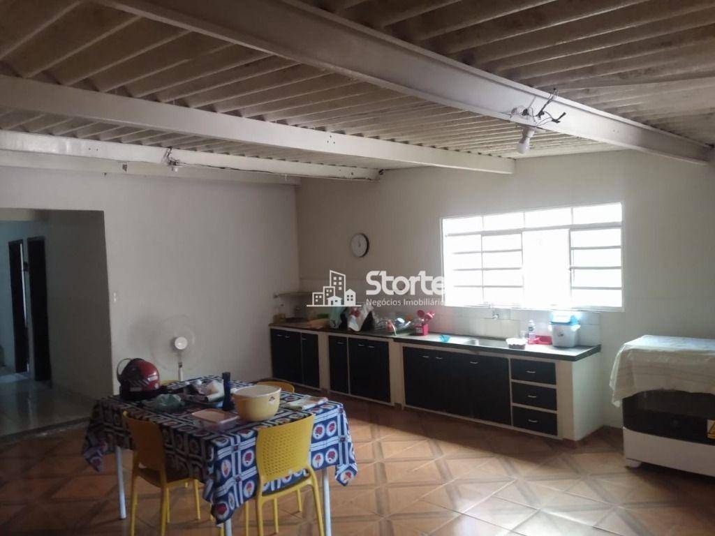 Casa à venda com 4 quartos, 200m² - Foto 2