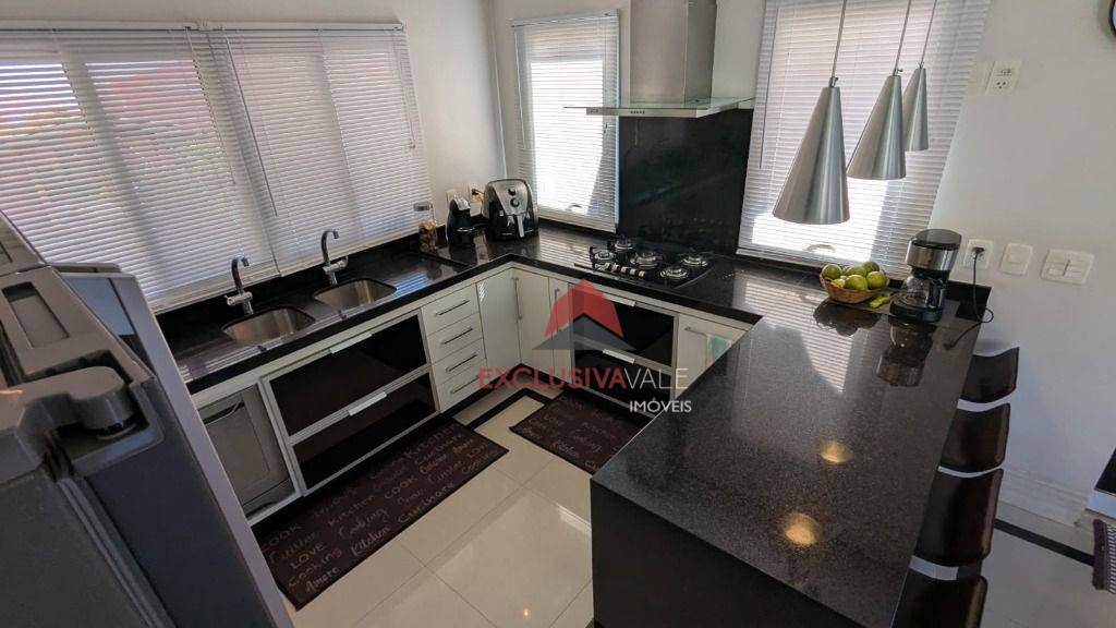 Casa de Condomínio para alugar com 4 quartos, 320m² - Foto 16