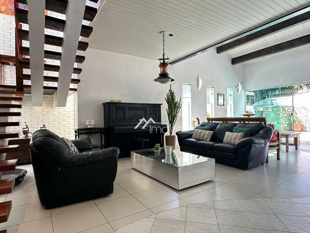 Casa à venda e aluguel com 3 quartos, 375m² - Foto 1