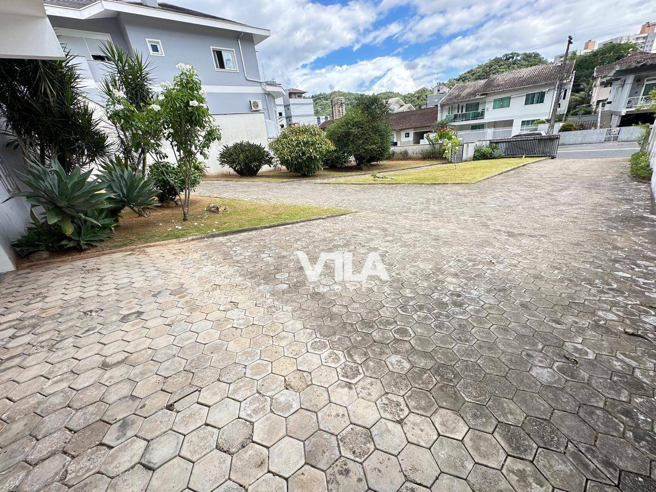 Casa à venda e aluguel com 5 quartos, 246m² - Foto 4