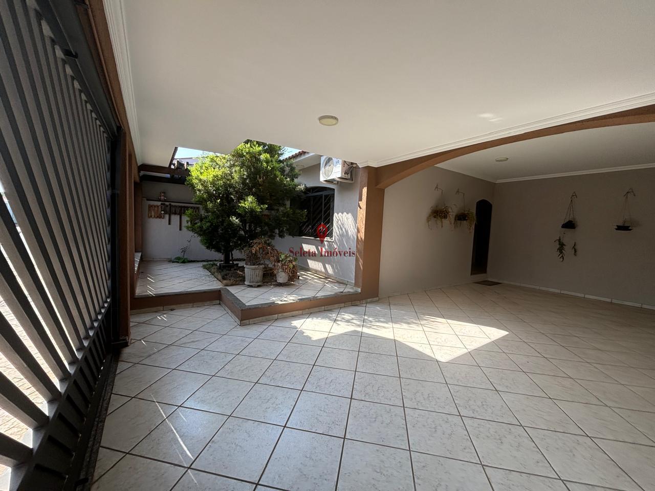 Casa à venda com 3 quartos, 212m² - Foto 1