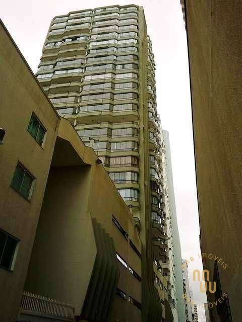 Apartamento à venda com 4 quartos, 241m² - Foto 2