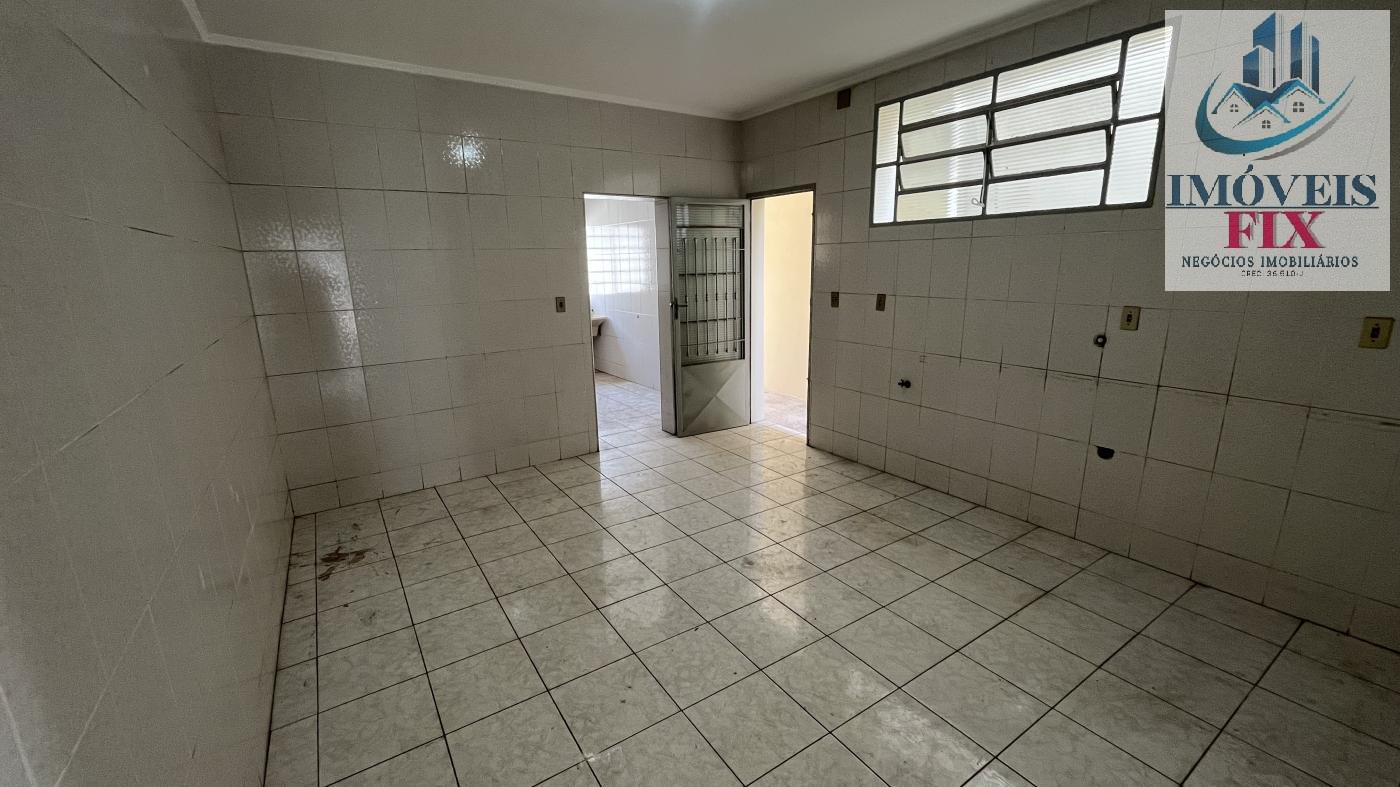 Casa à venda com 2 quartos, 200m² - Foto 4