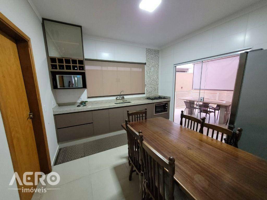 Casa de Condomínio à venda com 3 quartos, 210m² - Foto 2