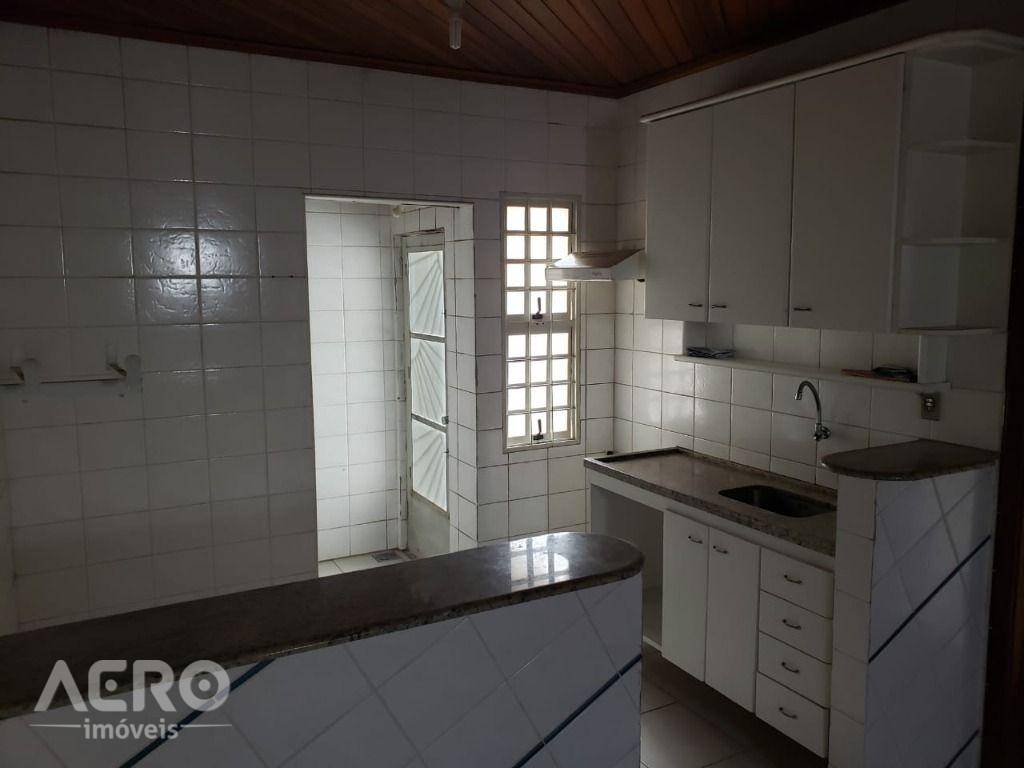 Casa para alugar com 3 quartos, 173m² - Foto 13