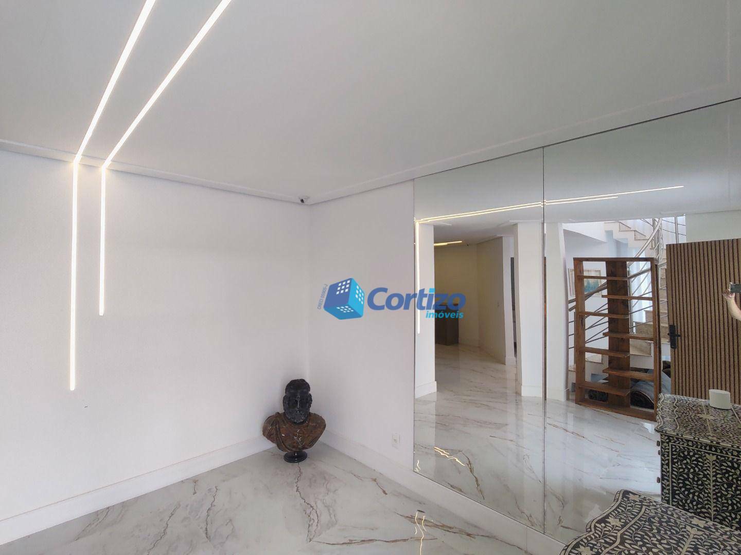 Casa de Condomínio à venda com 4 quartos, 500m² - Foto 2