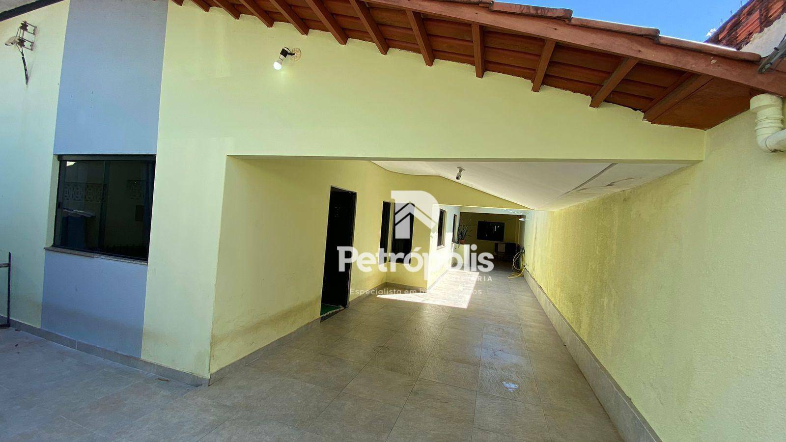 Casa à venda com 3 quartos, 197m² - Foto 1