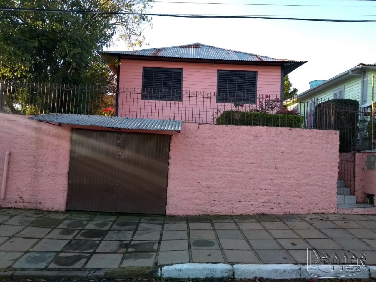 Casa à venda com 2 quartos, 100m² - Foto 1