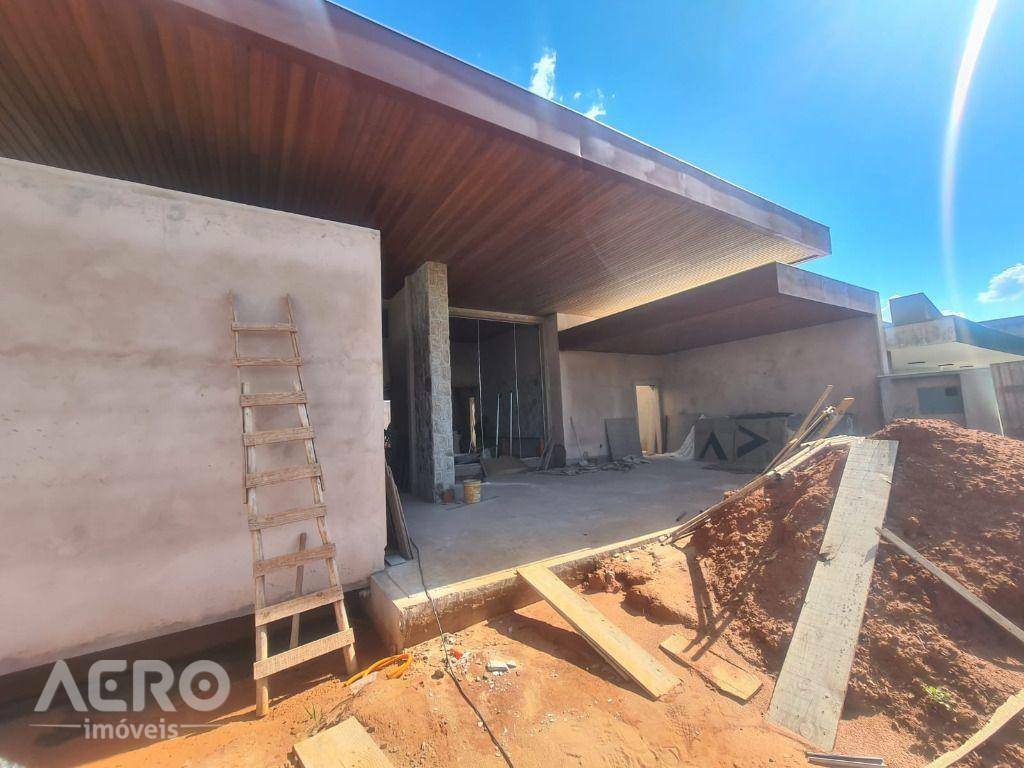 Casa de Condomínio à venda com 4 quartos, 308m² - Foto 2