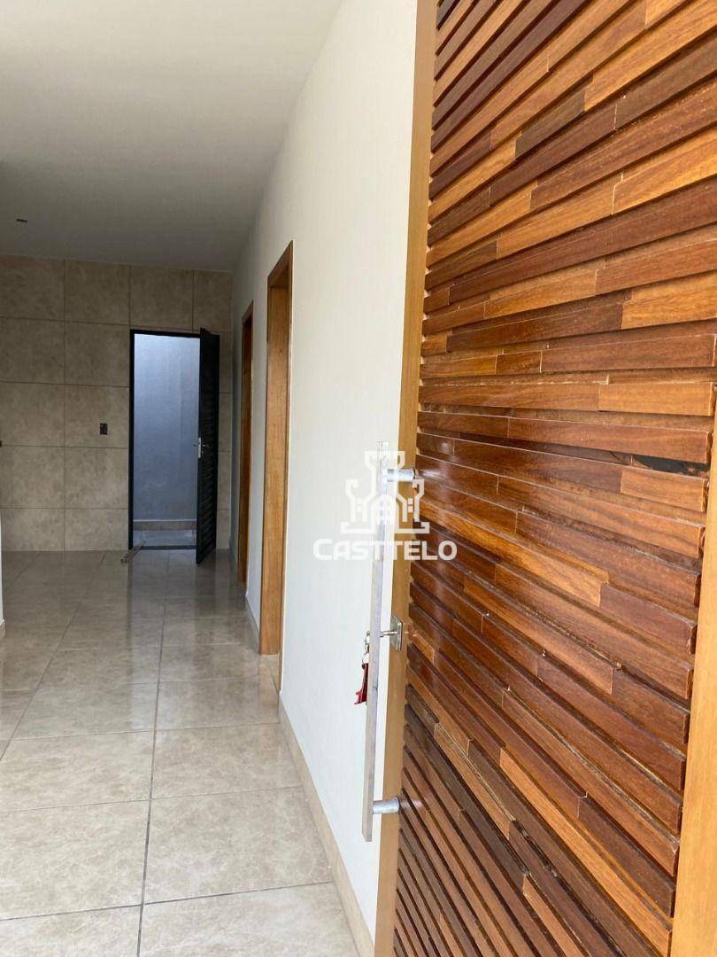 Casa à venda com 2 quartos, 66m² - Foto 1