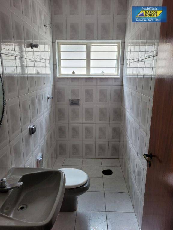 Casa para alugar com 2 quartos, 250m² - Foto 12