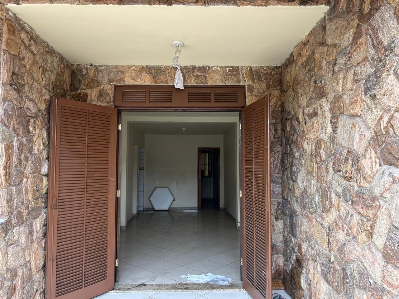 Casa à venda com 2 quartos, 222m² - Foto 2