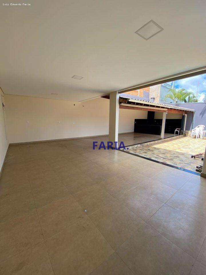 Casa à venda com 3 quartos, 220m² - Foto 3