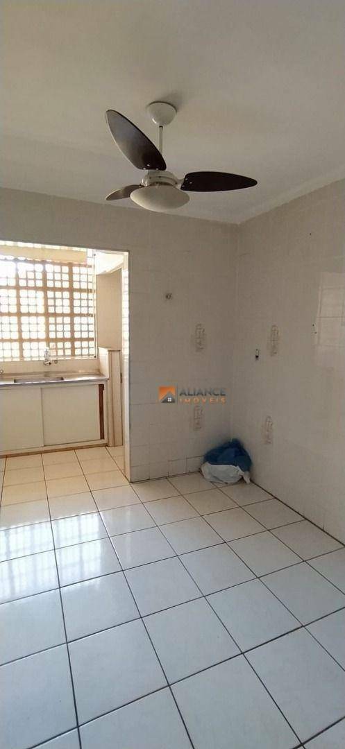 Apartamento para alugar com 2 quartos, 70m² - Foto 12