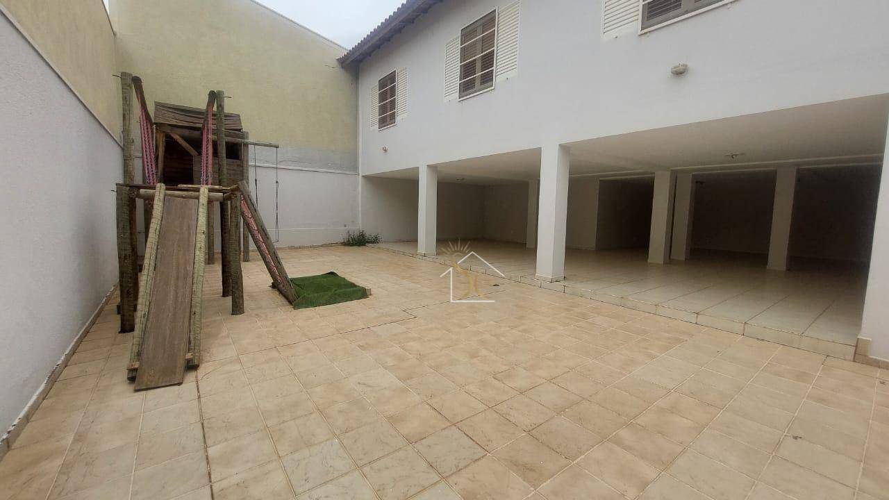 Casa à venda e aluguel com 3 quartos, 182m² - Foto 2