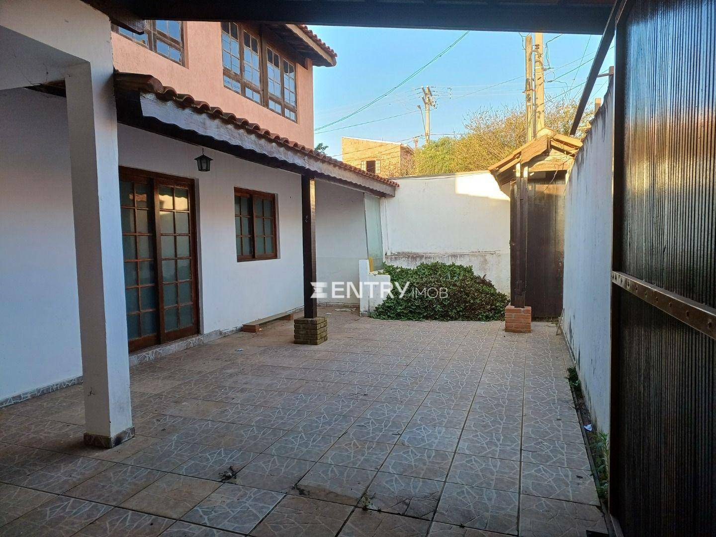 Casa à venda com 3 quartos, 100m² - Foto 1