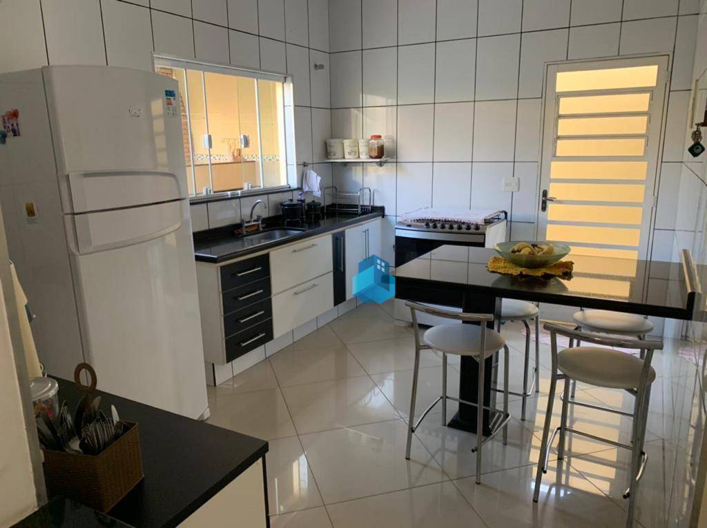 Casa à venda com 4 quartos, 250m² - Foto 9