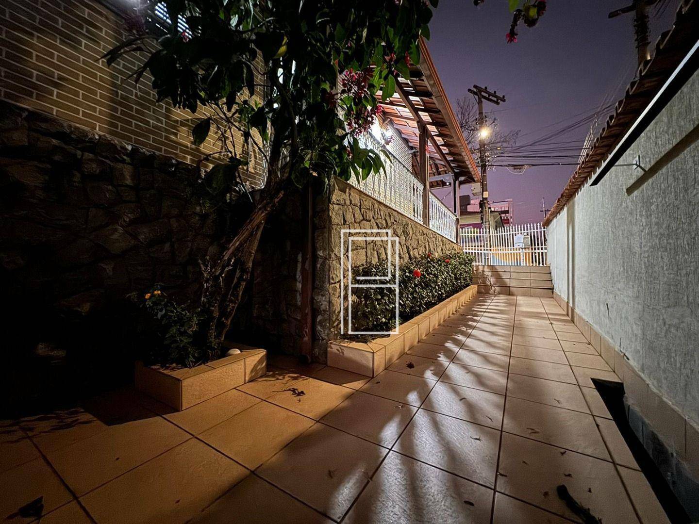 Casa à venda com 3 quartos, 300m² - Foto 4